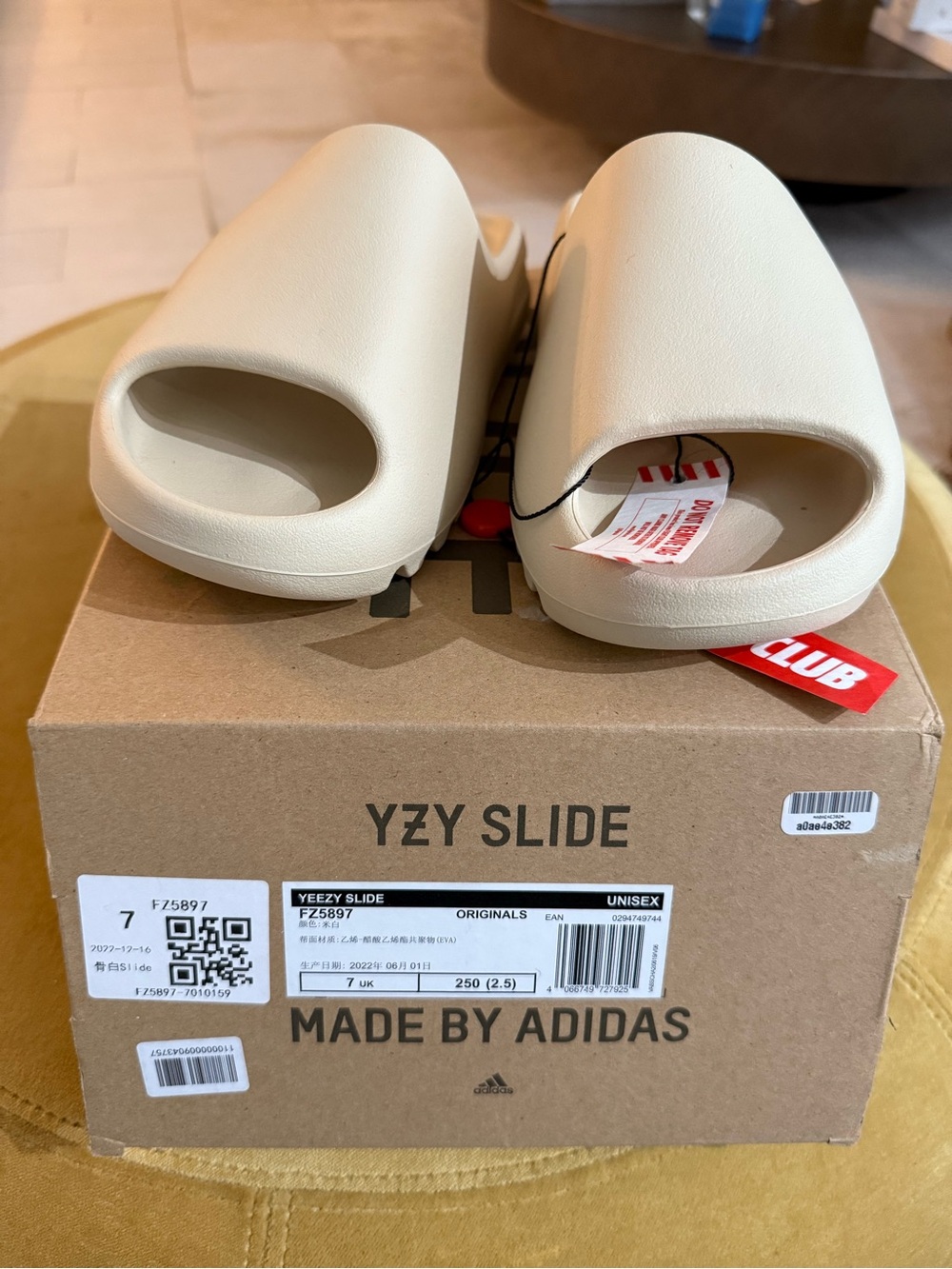 NWT Unisex Yeezy Slide Sandals in Bone - Picture 7 of 7